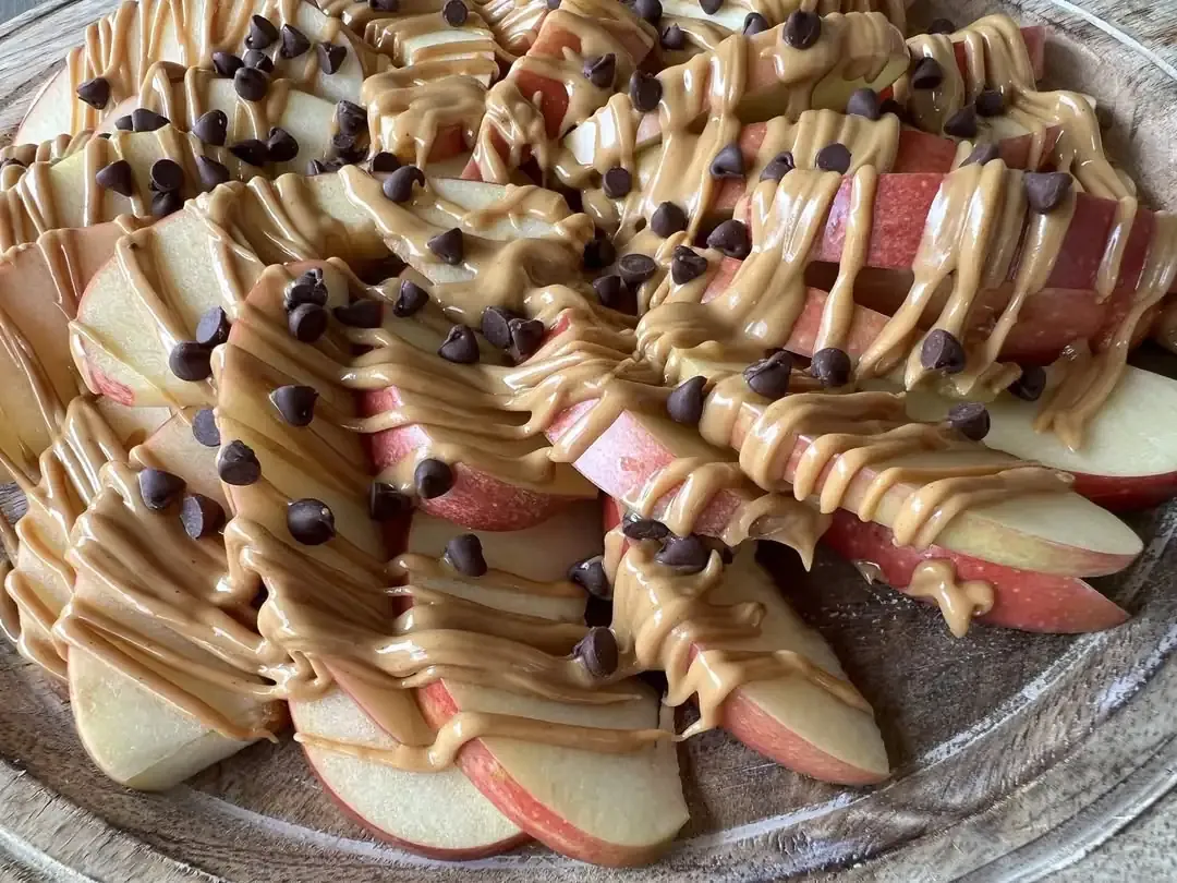 Apple slices with peanut butter and mini chocolate chips