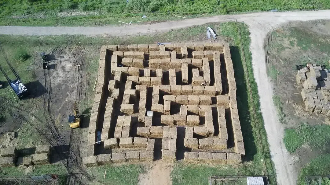Hay Bale Maze Run 🌾